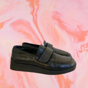 Y2k svarta loafers hästskor  - Snygga 