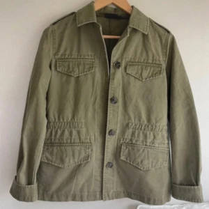 grön Skjortjacka  - Grön Skjortjacka från Kappahl💚 Jätre fint skick! 