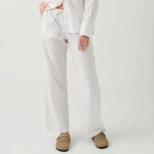 Ginatricot- Linnebyxor - Nyskick linnebyxor från Ginatricot, storlek M passar även S. Långa på mig, ända ner till fötterna (är 166-7 cm). 🤍