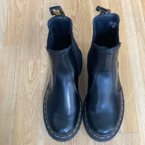 Coola Dr Martens  - Ett par superfina Dr Martens boots i läder.😍 Säljer de pga att de är lite förstora. Står 36 men skulle men säga att de är en 36,5🌸🌸