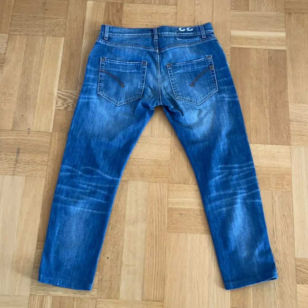 Hej! Säljer nu ett par dondup jeans i bra skick med en snygg slitning på vänster ben. Dom är i storlek 33 men skulle säga att dom passar typ storlek 30. Vid frågor och funderingar är det bara att höra av sig.. Jeans & Byxor.