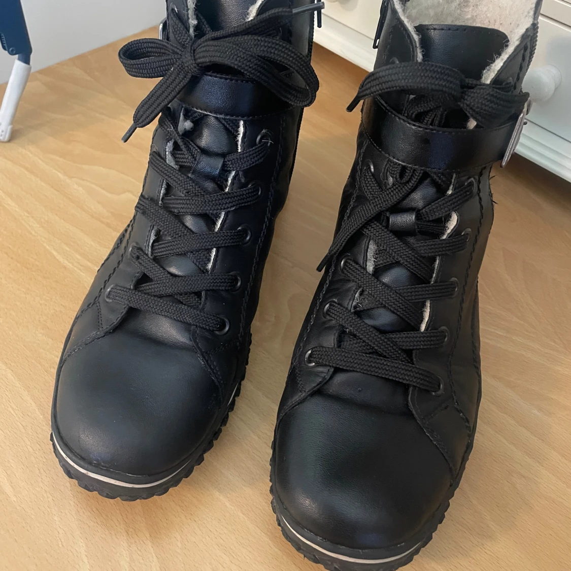 Svarta boots med snörning och dragkedja - 92