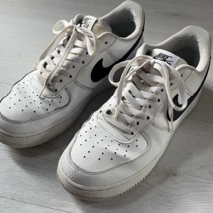 Nike Air Force 1”07 - Säljer dessa då de inte är min stil längre, sparsamt använda och fortfarande helt vita, inga större skavanker. Lite slitna på insidan därav priset, skicka meddelande för mer info eller frågor🔥