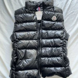 Moncler väst  - Moncler väst för bra pris Nypris:4999kr Äkta såklart!✅ Storlek: 0/XS 