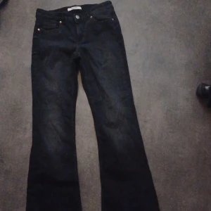 Jeans - Säljer svarta jeans från kappahl I storlek 38 då jag inte använder dom längre. Dom är i bra skick.