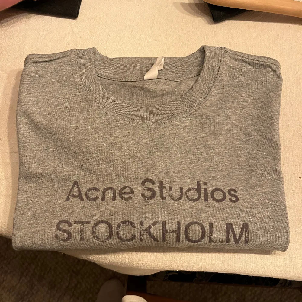 T-shirt av Acne Studios i nyskick utan tag, därav priset. Storlek M, men är loose så passar även L. Var inte rädd att höra av dig vid funderingar. T-shirts.