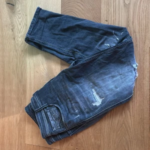 Replay anbass slim - Tja Säljer nu mina sjukt snygga jeans. Säljer de för att de inte längre passar mig. Sjukt snygga och passar till de mesta, sista pusselbiten i garderoben! Storlek 32,32 men passar något större också.  Tveka inte på att höra av er vid frågor!