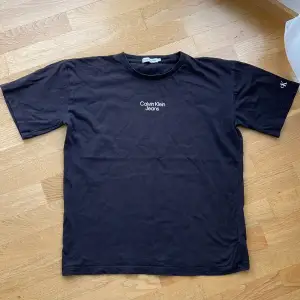 Svart Calvin Klein T-shirt i barnstorlek 14 år. 