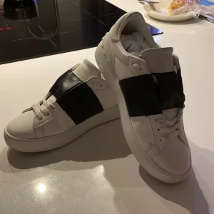 Valentino skor - Valentino skor i storlek 39-40 och har bara används två gånger, dom är som nya. Skick 9,5/10