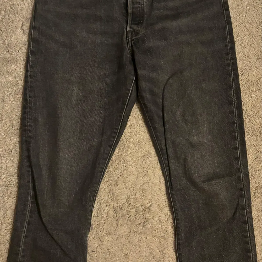 Levis 501 jeans Storlek 29,30  Väldigt fint skick 9/10 nypris 1150kr Billigare vid snabb affär. Jeans & Byxor.