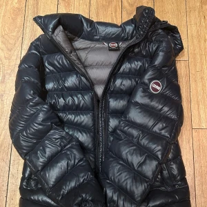 Colmar jacka - Säljer denna superfina Colmar jacka, den har två små sydda hål som jag tagit bild på men knappt syns. Använd endast en vinter, ganska bra skick.🤗 Sitter som xs, har inget kvitto men den har qr kod.🥰