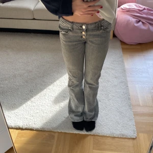 Grå jeans  - Säljer dessa fina grå jeansen. Jag är 155, och de är lite långa på mig. Använda typ 2 gånger och inga defekter.💕