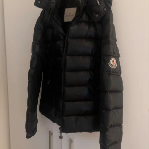Moncler jacka  - Säljer min moncler jacka då den inte kommer till användning. Perfekt till vintern! Storlek 3, passar mig som brukar ha Xs/S. Köpte för länge sedan så går ej att skanna. Dragkedjan är trasig men fungerar precis som vanligt att öppna o stänga!❤️