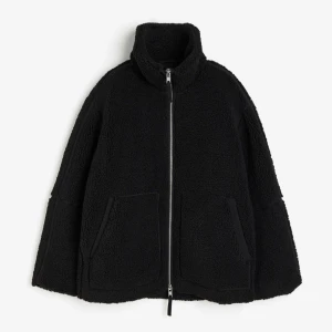 Teddy jacka - Säljer min teddy jacka från h&m, storlek L. Använd max 5 gånger. 