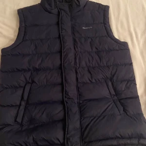 Gant väst - Den är i bra skick använd förra vintern fåtal gånger. Kan gå ner i pris vid snabb affär Storlek 164