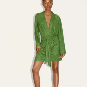 Jacquardklänning med knut  - Helt ny med prislapp. Aldrig använd och säljes pga viktnedgång. 