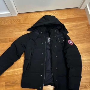 Canada goose jacka - Hej nu vill jag sälja min canada goose jacka (äkta) som är bra för vintern och håller en varm skick 10/10 aldrig använd. Det finns inget problem med den.