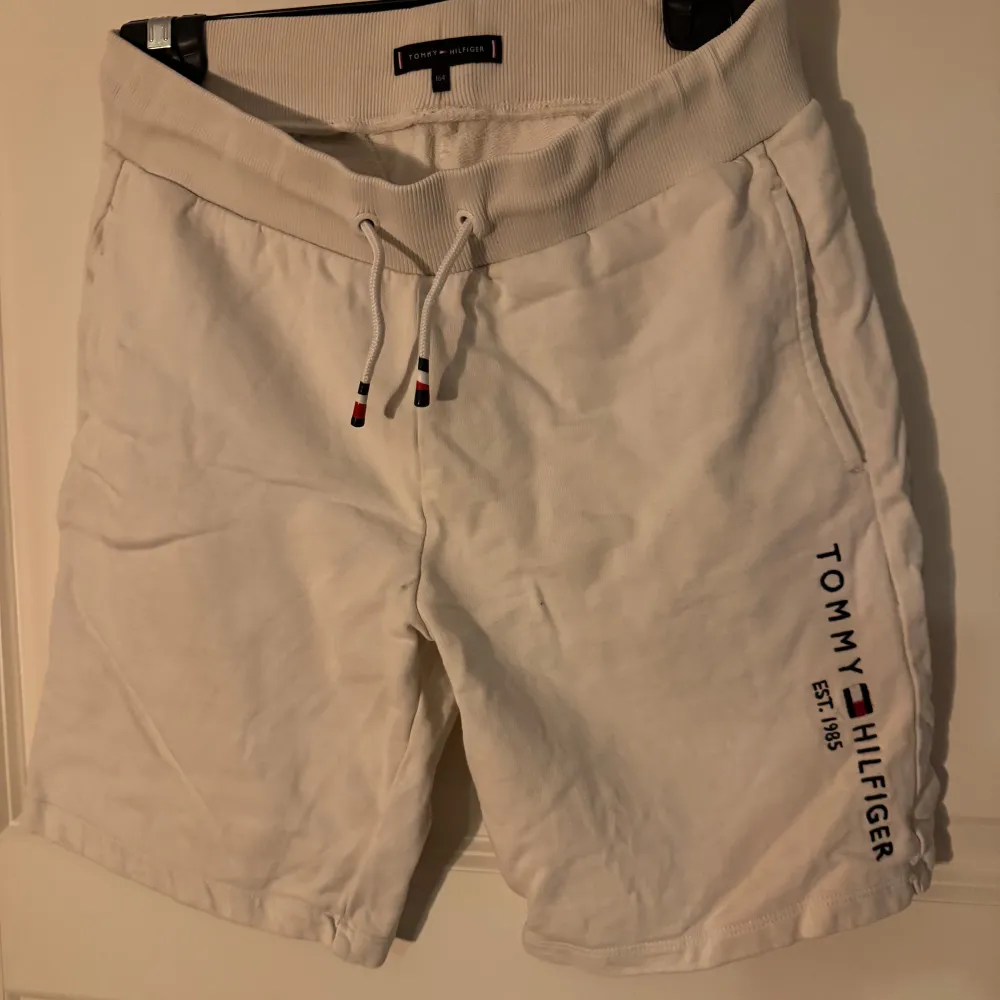 Använda en del Skick: 7/10 Skrynkliga, strykjärn fixar Inget sönder, bara använda . Shortsit.
