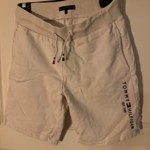 Tommy Hilfiger shorts  - Använda en del  Skick: 7/10 Skrynkliga, strykjärn fixar Inget sönder, bara använda  