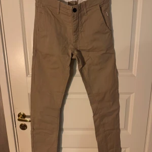 Vailent chinos - Bra skick  Skrynkliga, strykjärn fixar Skick 8/10 Använda ca 10 ggr Storlek: XS