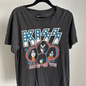 Kiss T-shirt  - Har lite av en urtvättad look, använd fåtal gånger fint skick 