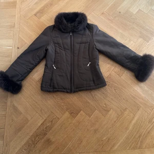 Pälsjacka  - Snygg jacka med pälskrage och pälsdetaljer på ärmarna. Jackan är i mycket bra skick. Storlek S/M