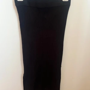 Ribbstickad kjol - Ribbstickad kjol från pondus strl M perfekt inför höst och vinter, aldrig använd! Nypris ca 799kr