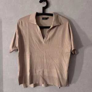 Korärmad stickad tröja - Kortärmad stickad T-shirt som är superfin och aldrig använd🤎 Stor i storleken