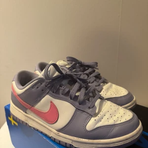 Nike skor  - Säljer ett par Nike skor i bra skick! Använda ett fåtal gånger! 