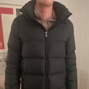 J Lindeberg jacka - En grymt snygg J lindeberg jacka ja nu säljer. Jackan är i toppskick och har inga skador. Storleken är M och skriv för frågor. Nypris:3700kr