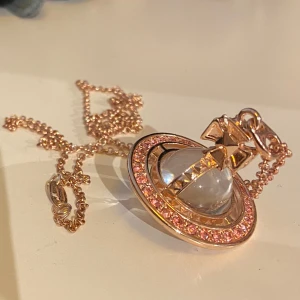 viviennewestwood halsband - I jättebra kvalite, bra metall materiall