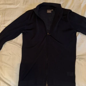 Oscar Jacobsson Ariel Merino Zip - Full zip tröja från Oscar Jacobsson i perfekt skick, använd ett par gånger, säljs eftersom den ej passar mig längre! Perfekt inför hösten och vintern Nypris på tröjan är 1799kr Priset kan diskuteras, hör av er om ni har några fler frågor!