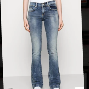 Lågmidjade Bootcut Ltb Jeans Zalando - Säljer nu mina ”FALLON - Jeans Bootcut - naos undamaged” så otroligt fina och världens finaste färg. ‼️ENDAST ANVÄNDA EN GÅNG OCH ÄR DÄRAV I NYSKICK‼️Säljer då jag inte tyckte de passa mig. Pris är endast diskuterbart vid snabb affär 💕💕 SLUTSÅLDA!
