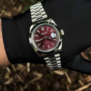 Röd seiko mod - Riktig skön röd seiko mod, för all info om klockan movement osv kom dm! Delarna är av högsta kvalitet. Har 2 stycken, en i 39 mm och en i 36 mm.