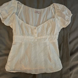 vit blus  - vit blus från Nelly💗 storlek xxs, originalpris: 350kr💕