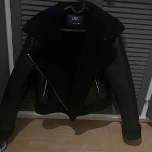 Skinnjacka zara Ny - Storlek M, jag brukar ha S men i denna funkade M bättre, köpt på zara för 800kr , Använd 1 gång. Väldigt fint skick, varm skinnjacka 
