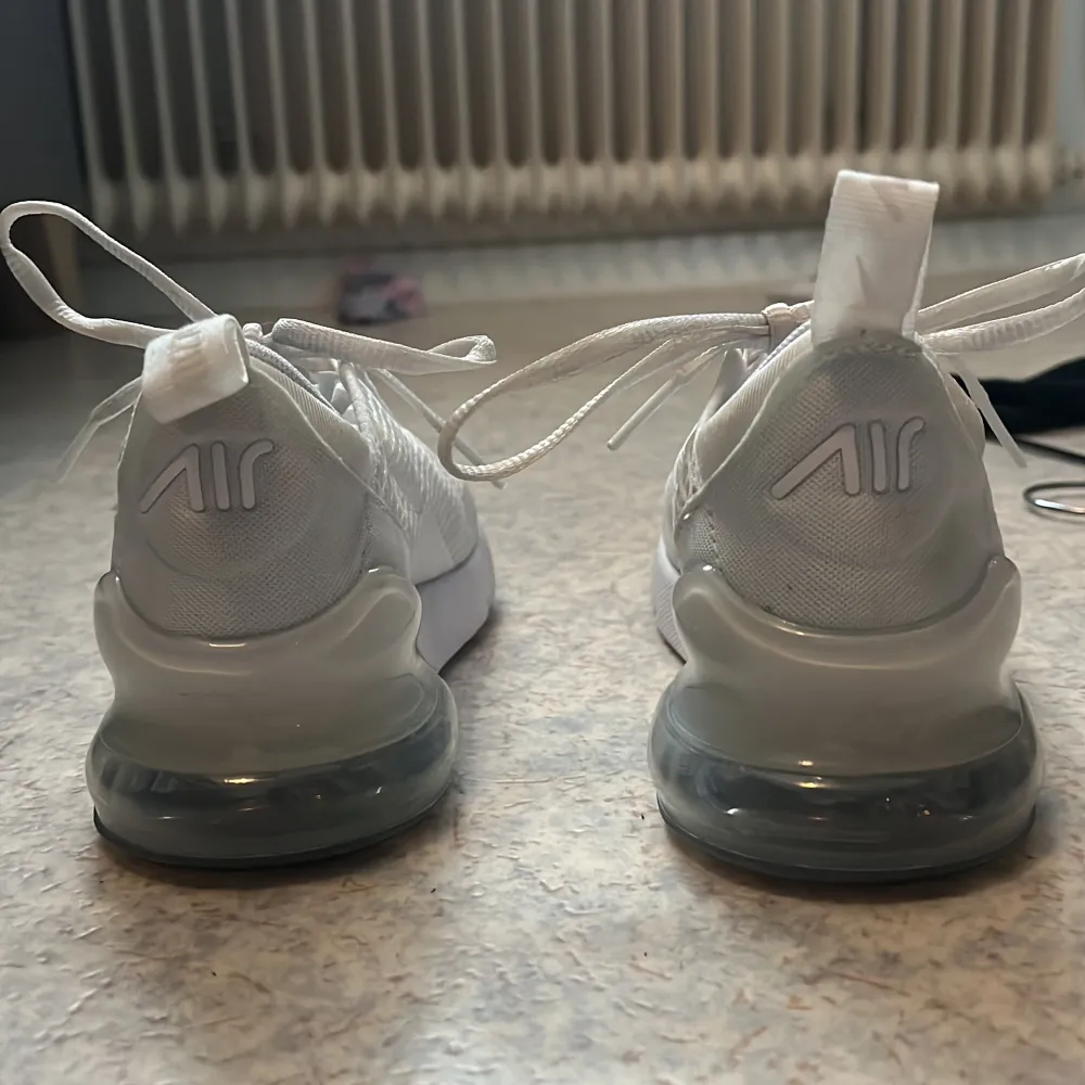 Säljer ett par vita air max 270s som är Använda 2 gånger. . Skor.