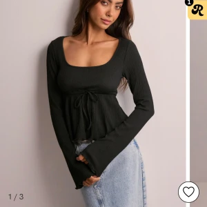Cute tie top  - Säljer en blus från Nelly. Den är nästan helt oanvänd som ny. ordinarie pris 249kr. Hör av er vid minsta fråga❤️