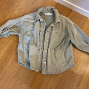 Jeans jacka  - Den klassiska gröna jeans jackan ifrån zara i bra skick! 💚