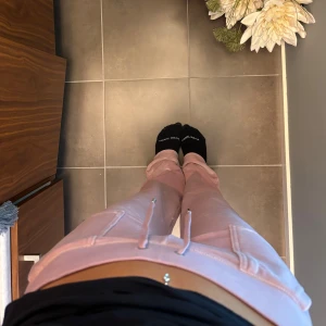 Juicy Couture byxor -  Storlek S  Endast använda en gång så nyskick! Säljer dessa supersnygga Juicy Couture byxor eftersom de inte kommer till användning🥰  *har en till annons med samma byxor, gjorde en till med enbart egna bilder🌟