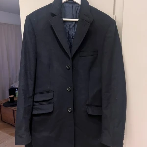 Kaschmir rock i bra skick - Rock från riley i bra skick, passar bra till dig som är 177-185cm