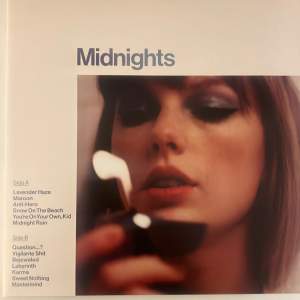 Midnights vinyl/LP skiva (moonstone edition) Inga repor eller så och har knappt används  Säljs för lyssnar inte på den längre 