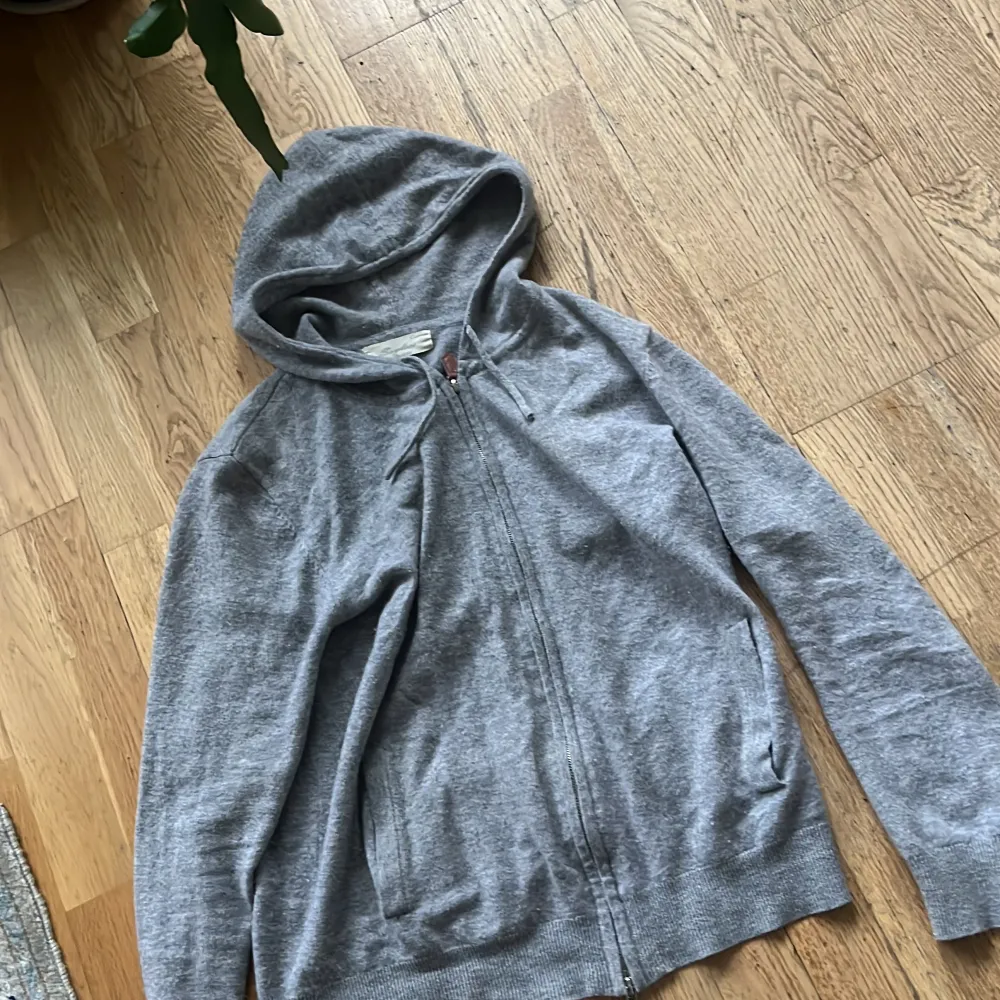 Väldigt eftertraktad zip hoodie 100% cashmir, säljs pga har 2 andra av samma färg passar både s/m. Hoodies.