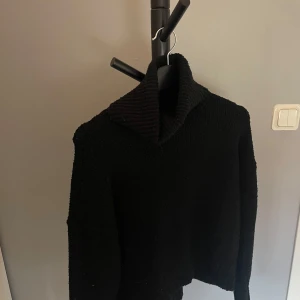 Svart stickad polotröja - Polotröja ❤️smått nopprig.