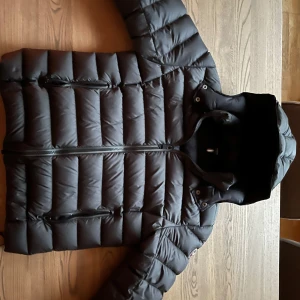 Colmar jacka - Säljer denna feta colmar jacka sparsamt använd,8/10 pga av att det var ett litet hål på ryggen, men hålet är lagat.