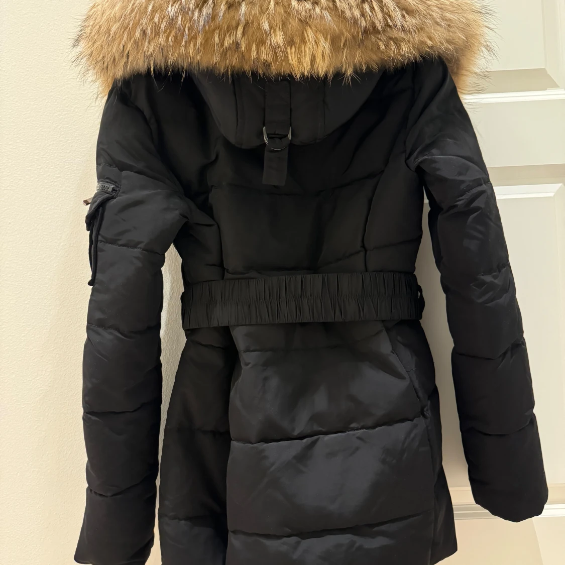 Säljer fluffiga äkta päls vinterjacka med storlek 38. Använd några gånger nyskick.  - 90