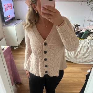 Jätte fin ljus rosa/beige odd molly kofta. Använd 1 gång så inga defekter. Perfekt nu till hösten och vintern🍂💓