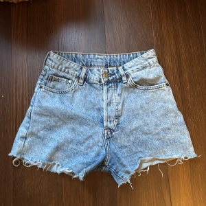Jeans shorts  - Blå jeans shorts i storlek 36, pris kan såklart diskuteras 💕