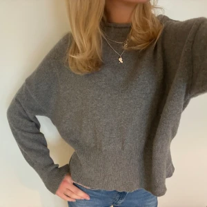 Stickad tröja  - Superfin stickad tröja i ull från Arnie Says💕 sparsamt använd 