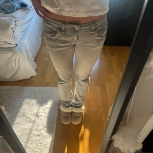 Grå ltb jeans - Säljer mina gråa ltb jeans i modellen valerie. De är i superbra skick. Storlek 28/34 men är väldigt strechiga så passar även lite större. Nypris 950kr säljer för 500, pris kan diskuteras💗